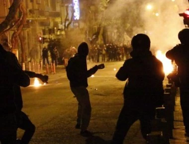 Και πάλι κουκουλοφόροι καίνε την Αθήνα για να «τιμήσουν» το Πολυτεχνείο: Δείτε πώς (βίντεο-φωτό)